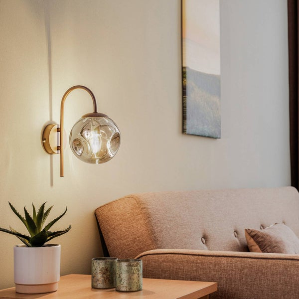 Wandleuchte mit Kugel aus Glas im Wohnzimmer