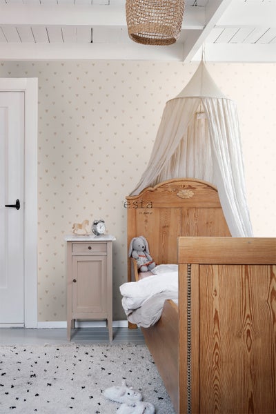 Kinderzimmer mit Bett, Nachttisch und Tapete mit Herzmuster