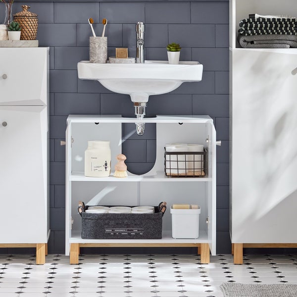 Badezimmerwaschbecken mit offenem Unterschrank und Badutensilien