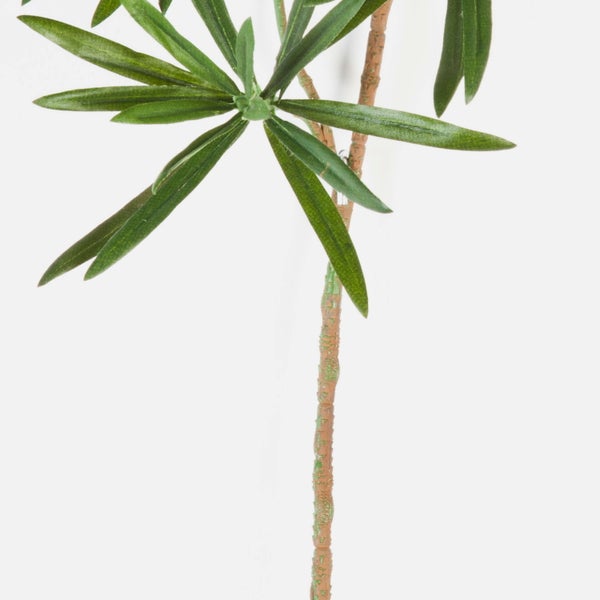 Künstlicher Olivenzweig mit grünen Blättern und strukturiertem braunem Stiel