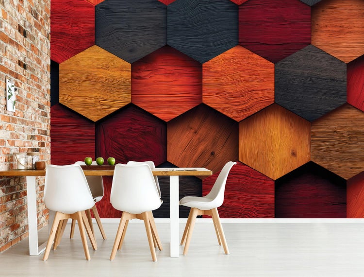 Esszimmer mit Holztisch, weißen Stühlen und Wandtapete mit Holzsechseckmuster