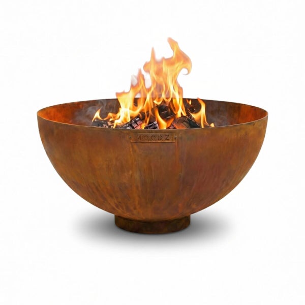 Große, runde Feuerschale aus Cortenstahl mit Rost-Optik, brennendem Holz und MOODZ Logo.