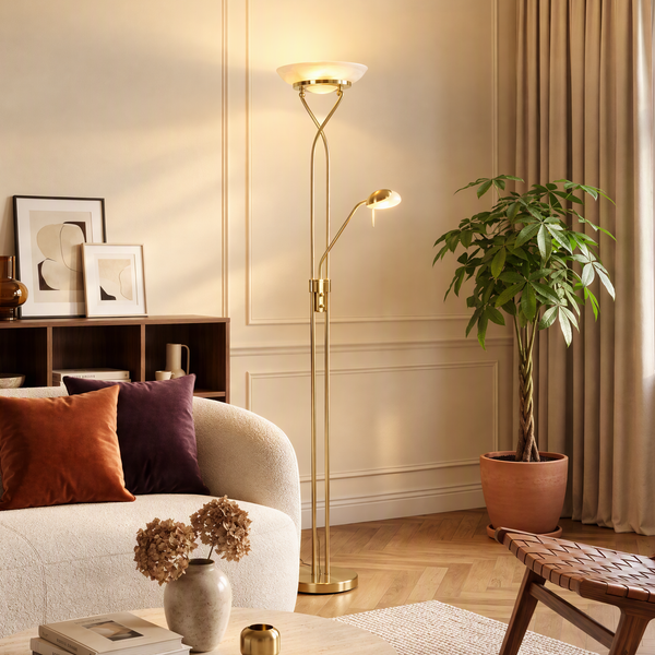 Moderne Stehlampe mit Deckenfluter und Leselicht im eleganten Wohnzimmer mit Sofa und Pflanzen.