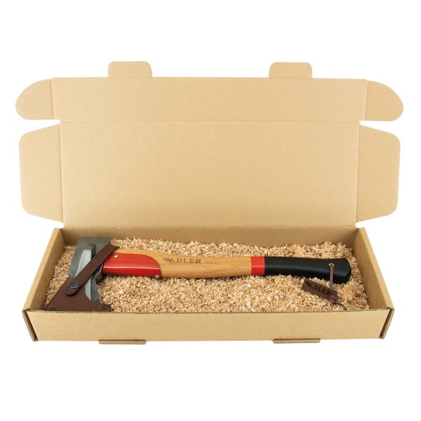 Adler Spaltbeil mit Holzstiel und Lederschneidenschutz in einem Pappkarton mit Holzwolle verpackt
