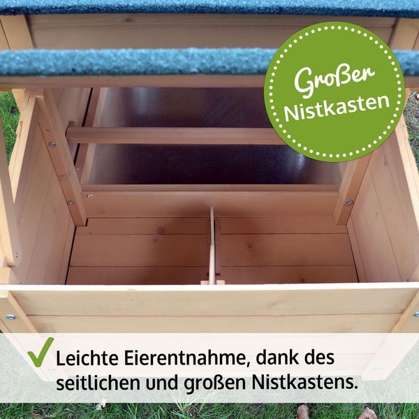 Innenansicht eines großen Nistkastens aus Holz für Hühnerställe mit aufklappbarem Dach für eine einfache Eierentnahme.