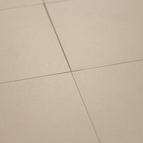 Quadratische Bodenfliesen mit glatter Oberfläche verlegt im Kreuzfugenverband