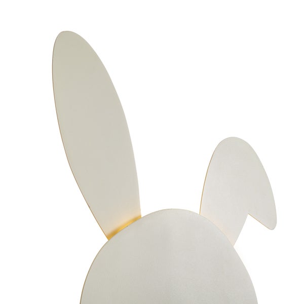 Weiße Hasenohren aus Holz als Osterdekoration.