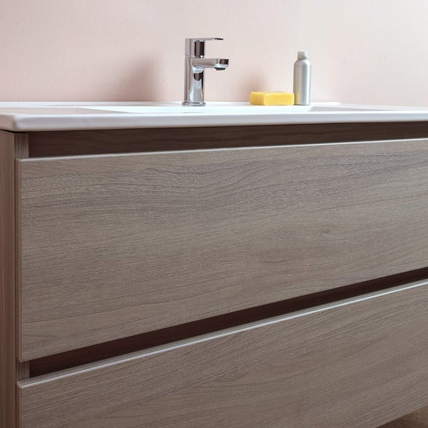 Waschtischunterschrank mit zwei Schubladen, Armatur, Seife und Seifenflasche