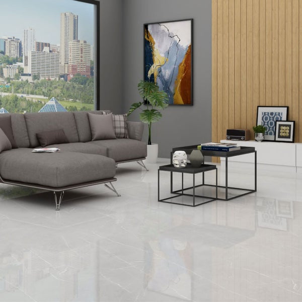 Modernes Wohnzimmer mit Sofa, Tisch und großem Fenster mit Stadtblick.