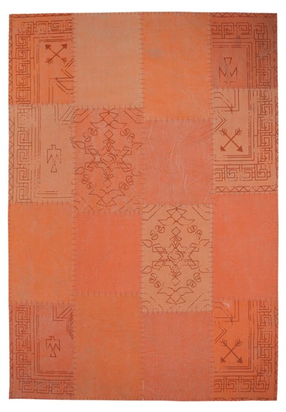 Patchwork-Teppich in Orange mit ethnischen Mustern, Pfeilen und geometrischen Motiven.