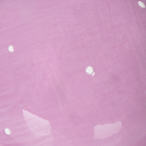 Nahaufnahme einer lackierten Oberfläche mit wenigen Farbtupfern