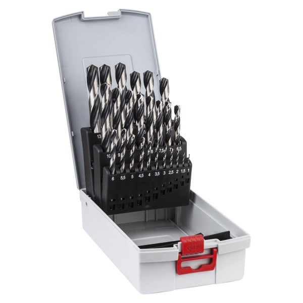 Mann bohrt mit einer Schlagbohrmaschine ein Loch in einen Metallrahmen