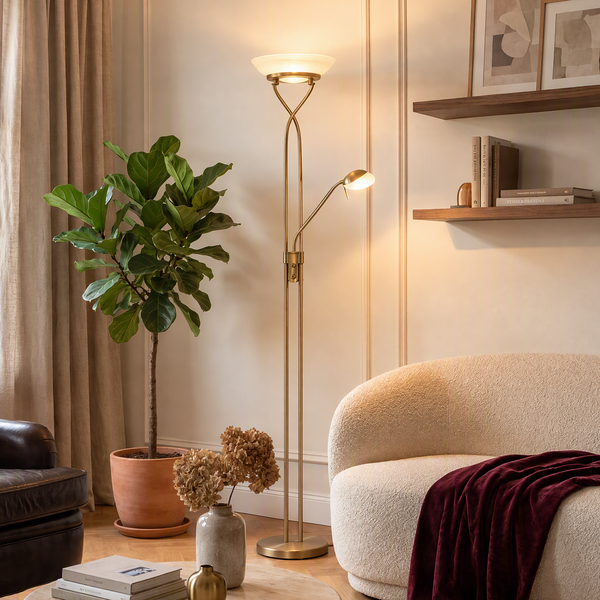 Stehleuchte mit Deckenfluter und Leselicht im Wohnzimmer neben einer Pflanze und einem Sofa in einem modern eingerichteten Raum.