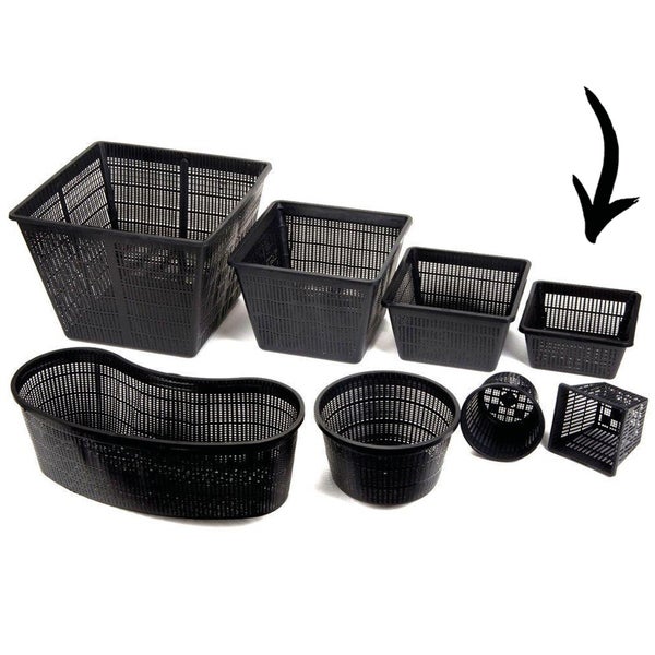Schwarze Teichpflanzkörbe aus Kunststoff in verschiedenen Formen und Größen, quadratisch, rund und nierenförmig mit Gitterstruktur.