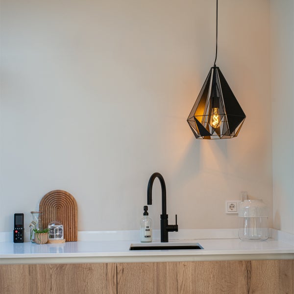 Moderne Küche mit schwarzer Diamant Pendelleuchte über Spüle