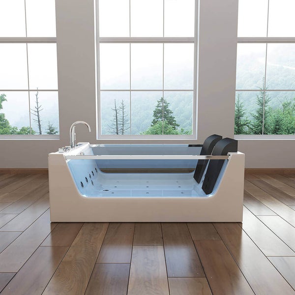 Moderne Whirlpoolbadewanne mit Glaseinsatz und Kopfstützen, freistehend auf einem Holzboden vor einer großen Fensterfront mit Landschaftsblick.