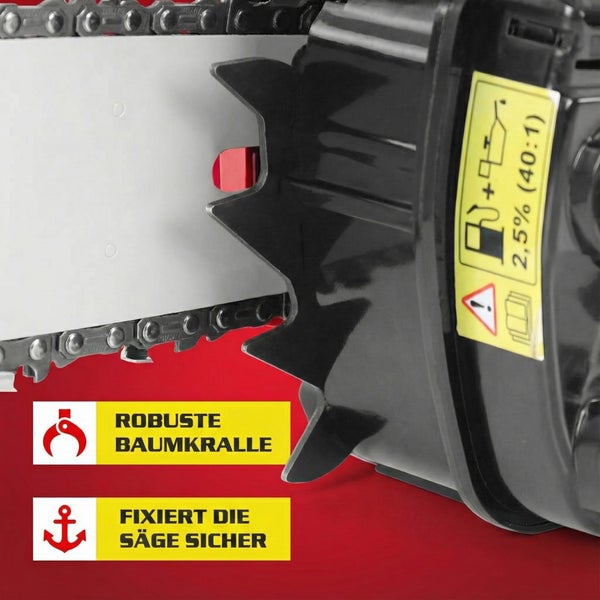 Nahaufnahme einer Kettensäge mit Baumkralle und Informationen zum Kraftstoffgemisch.