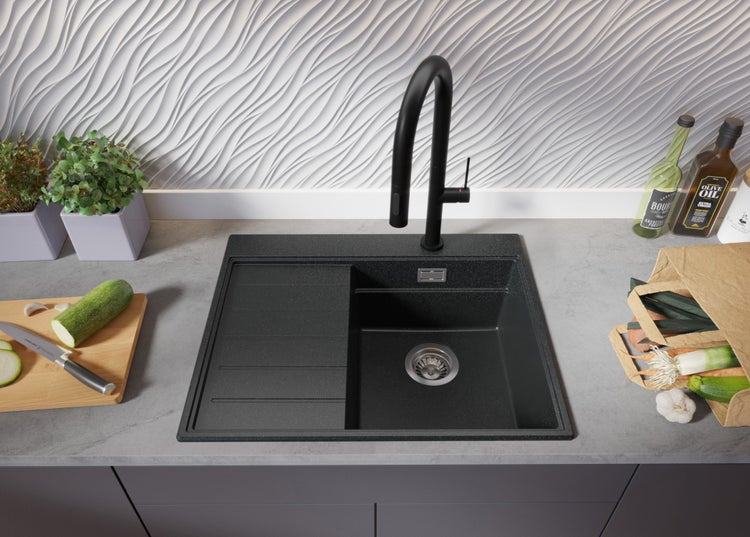 Küchenszene mit schwarzer Spüle, Armatur und frischen Zutaten