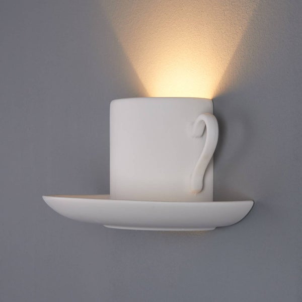 Wandleuchte aus Gips in Form einer Tasse mit Untertasse, Lichtaustritt nach oben.
