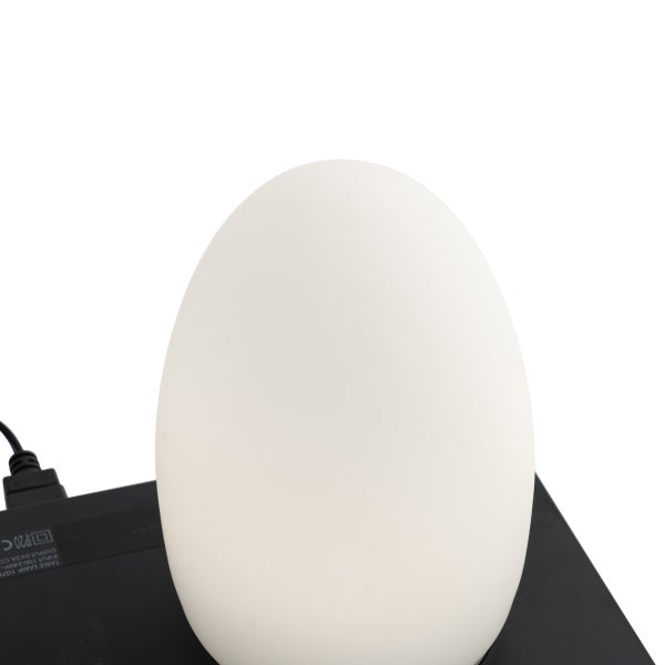 Eiförmige Tischleuchte aus weißem Kunststoff für den Innenbereich.