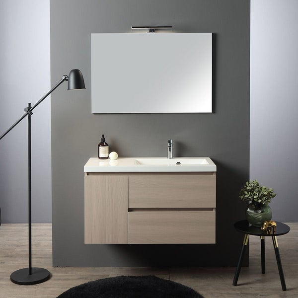 Badezimmer mit Waschtischunterschrank, Spiegel und Stehlampe