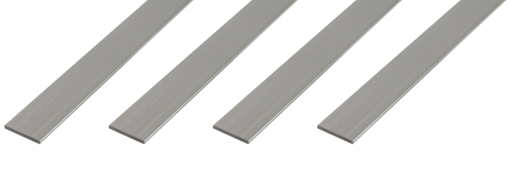 Vier flache Aluminiumprofile als glatte Metallleisten für Bauprojekte.