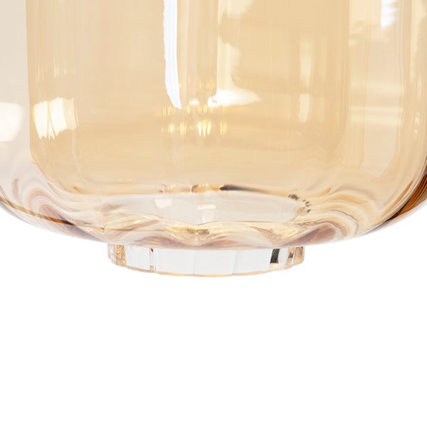 Detailansicht eines transparenten Lampenschirms aus Glas