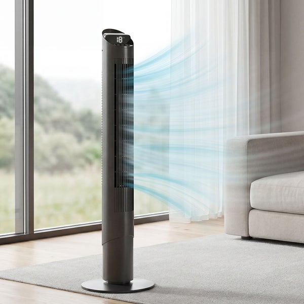 Schwarzer Turmventilator mit Digitalanzeige in einem hellen Wohnzimmer vor einem Fenster, kühler Luftstrom wird visualisiert.