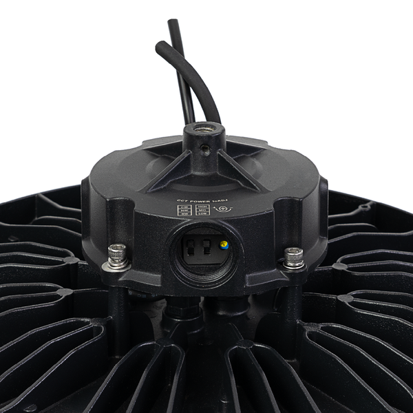 Detailansicht einer Hallenleuchte mit Stromanschluss und Kabel