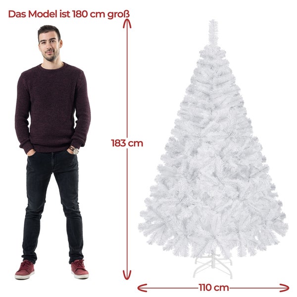 Weißer künstlicher Weihnachtsbaum mit einer Höhe von 183 Zentimetern und einer Breite von 110 Zentimetern neben einem Model.