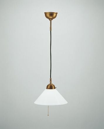 Pendelleuchte mit Zugschalter und konischem Lampenschirm