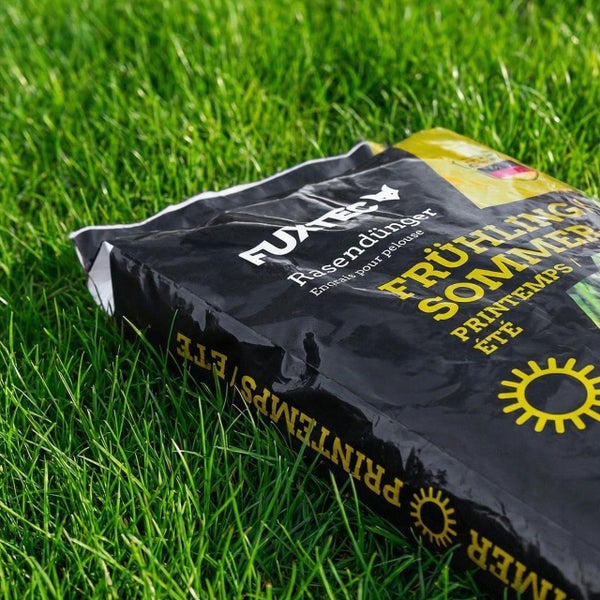 Packung Rasendünger für Frühling und Sommer auf Rasen