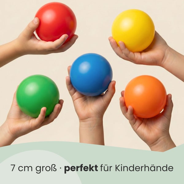 Fünf bunte Spielbälle mit einem Durchmesser von 7 Zentimeter, die von Kinderhänden gehalten werden.
