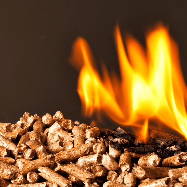 Brennende Holzpellets für Pelletöfen und Heizungsanlagen.