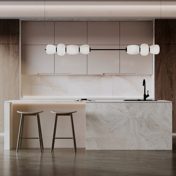 Moderne Küche mit Kücheninsel, Hockern und Hängeleuchte