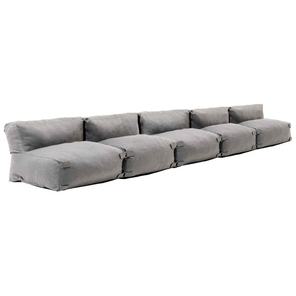 Graues modulares 5-Sitzer Outdoor-Sofa aus verbundenen Bodenkissen mit Haltegurten.