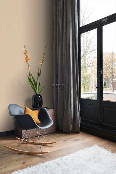Dekoratives Wohnzimmer mit Schaukelstuhl, Blumenvase und Vorhängen