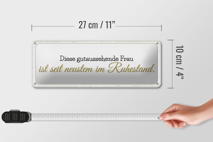 Blechschild Spruch 27x10 cm gutaussehende Frau ist im Ruhestand Dekoration