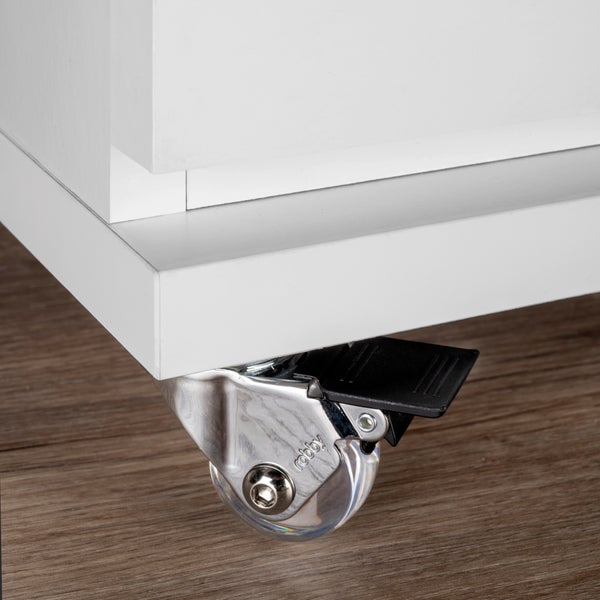 Transparente Möbelrolle mit Feststellbremse und Metallgehäuse für Möbel.