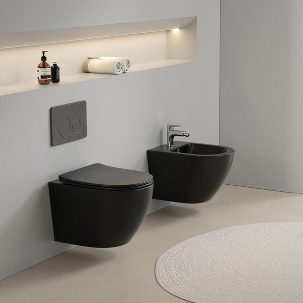 Modernes Badezimmer mit wandhängendem WC und Bidet