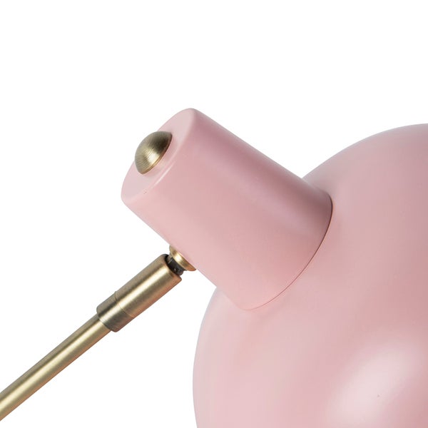 Detailaufnahme einer rosafarbenen Lampe mit Messingbeschlägen