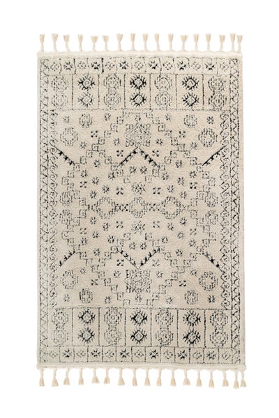 Cremefarbener Berber-Teppich mit schwarzen geometrischen Mustern, Hochflor und Fransen.