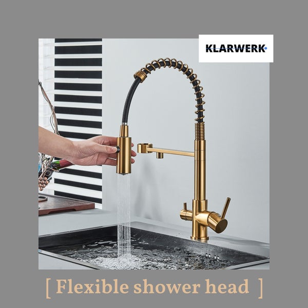 Goldfarbene Küchenarmatur mit flexibler Geschirrbrause und Einhebelmischer an einer Spüle, KLARWERK Logo.