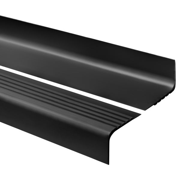 Schwarzes Treppenkantenprofil aus flexiblem Kunststoff in L-Form mit gerillter Oberfläche.