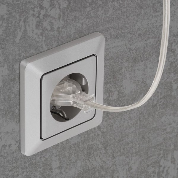 Schuko-Steckdose mit eingestecktem transparentem Flachstecker.