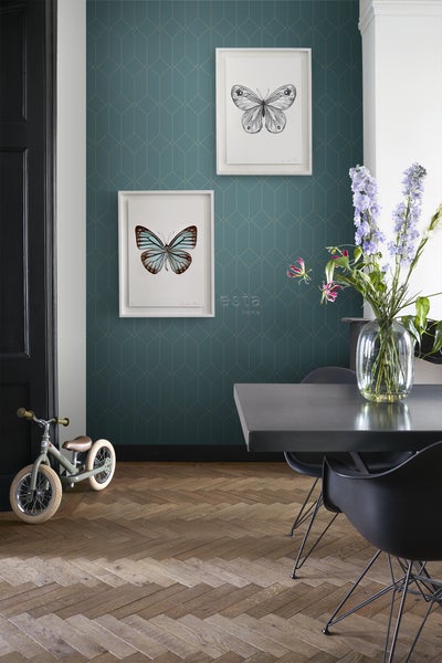 Wohnraum mit geometrischer Tapete, Esstisch, Kinderfahrrad und Dekoration