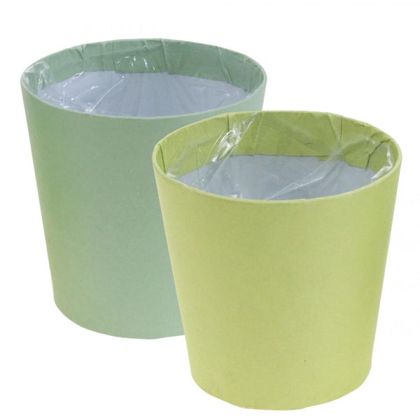 Zwei Übertöpfe aus Papier in verschiedenen Grüntönen mit Innenfolie aus Kunststoff.