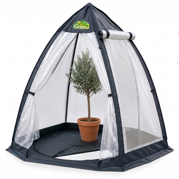 Bio Green Logo auf einem kuppelförmigen Pflanzenzelt mit transparenter Folie und einem Olivenbaum im Topf zur Überwinterung von Pflanzen.
