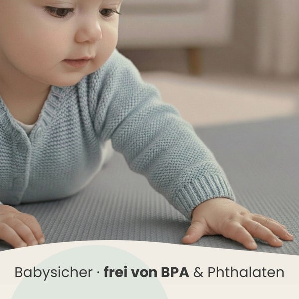 Baby krabbelt auf strukturierter Bodenmatte in heller Umgebung. Sicher für Babys sowie frei von Bisphenol A und Phthalaten.