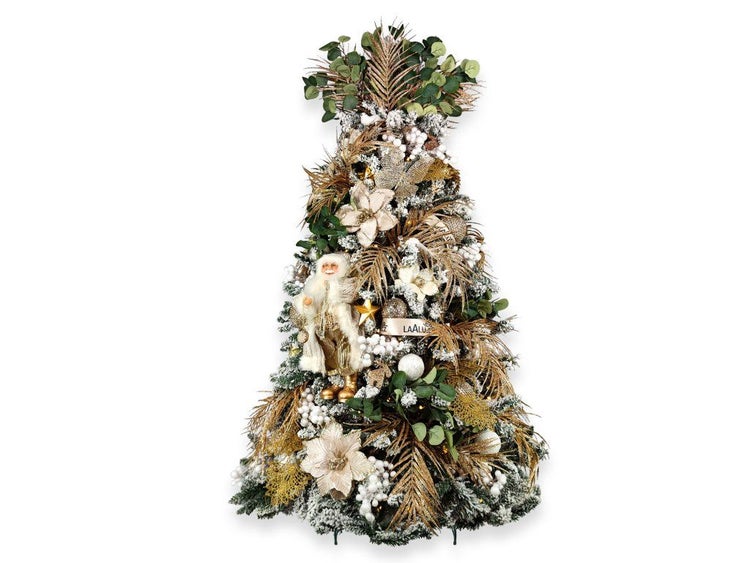 Geschmückter künstlicher Weihnachtsbaum mit Schneeoptik, Weihnachtsmannfigur und floralen Dekorationen in weihnachtlichem Design.